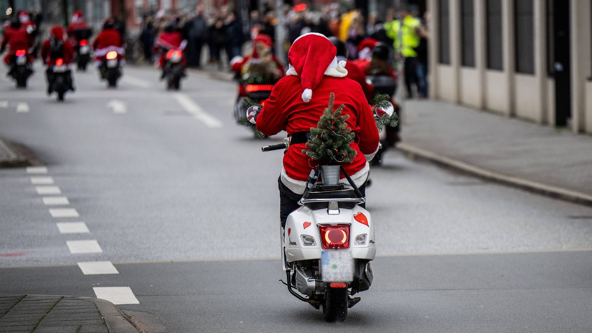 Weihnachtsmann auf einem Moped (Symbolbild): Der Verdächtige in Sachsen hatte an seinem Fahrzeug kein Kennzeichen angebracht.