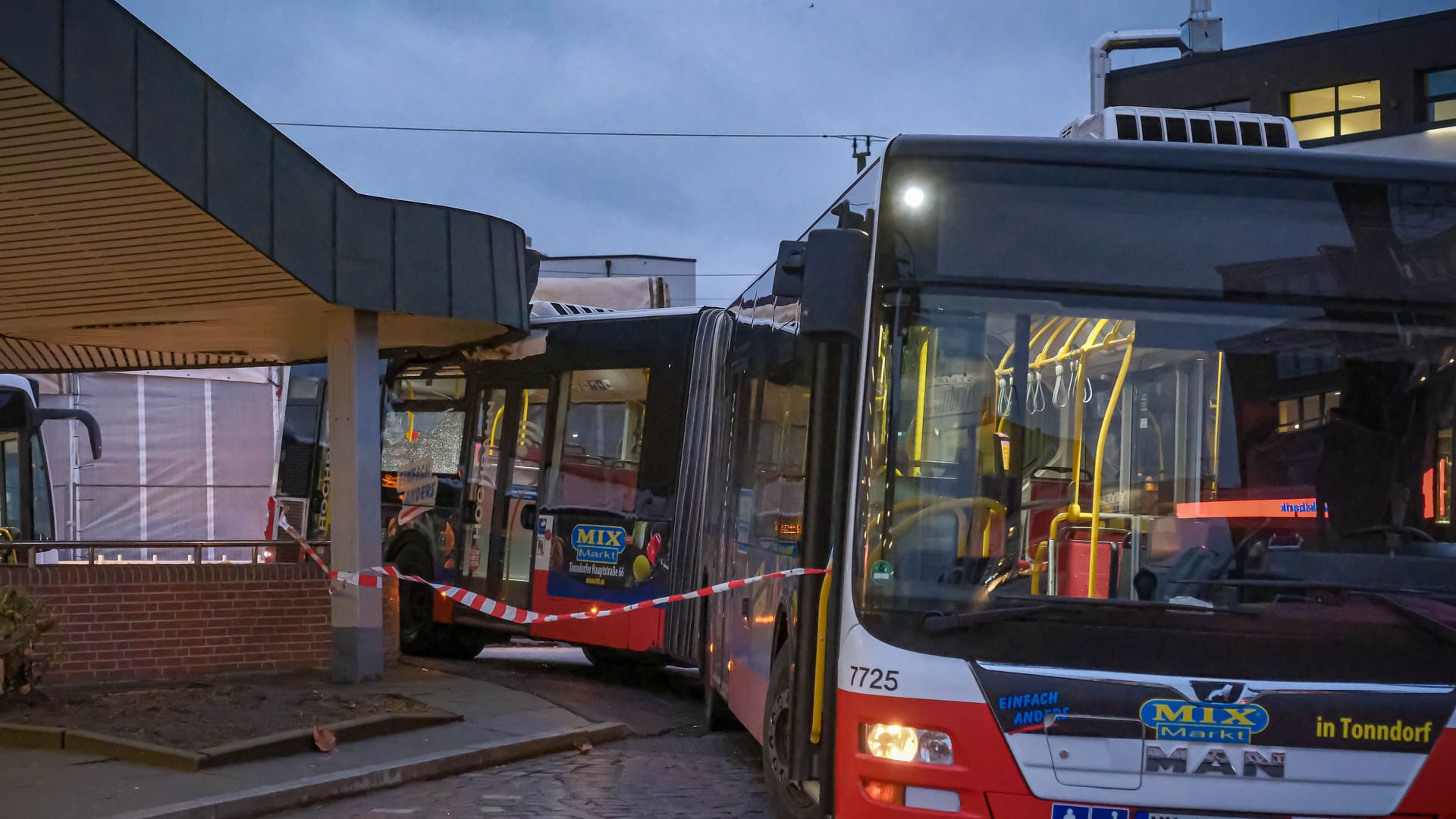 Unfall am Bahnhof: Ein Linienbus touchierte hier ein Dach.