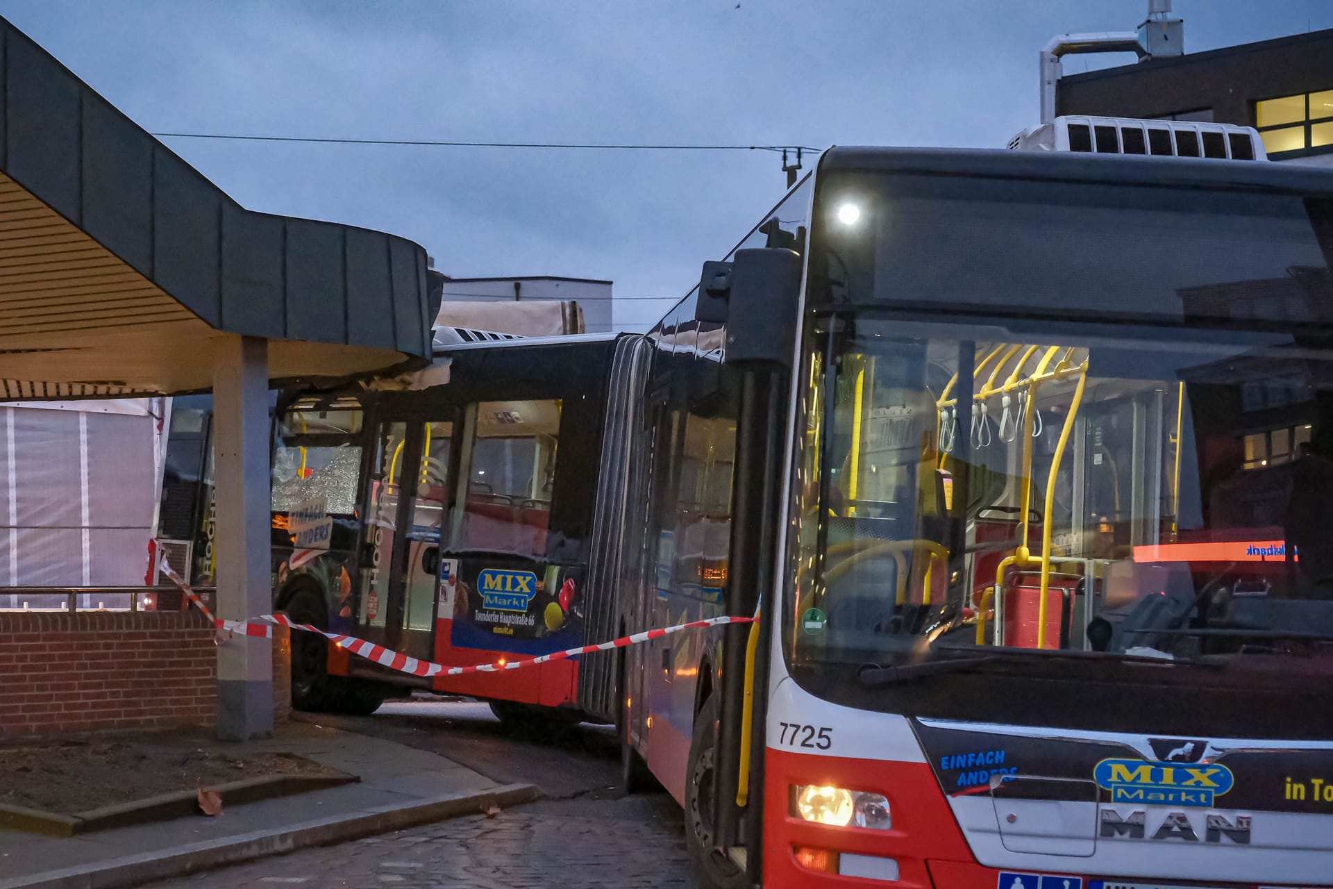 Unfall am Bahnhof: Ein Linienbus touchierte hier ein Dach.