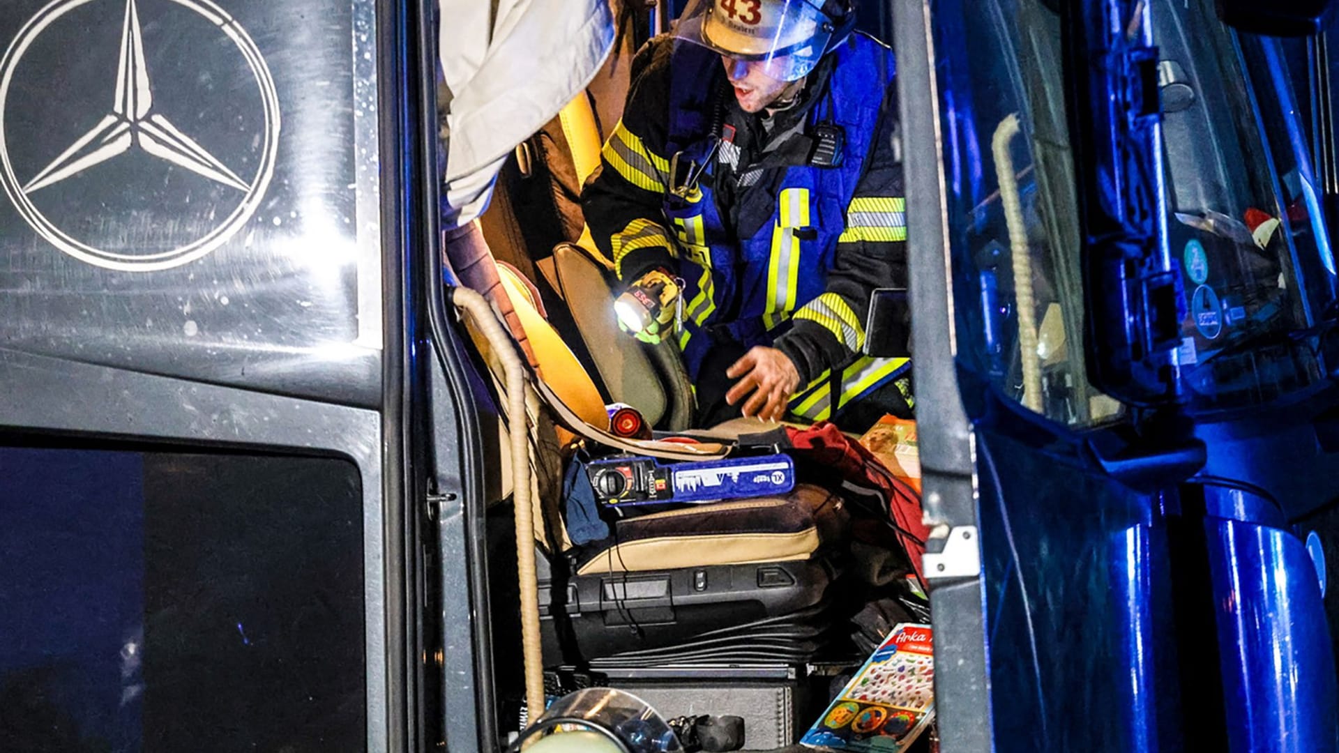 Blick in die Fahrerkabine des Lasters: Einem Bericht zufolge soll die Polizei hier Tabletten, hochprozentigen Alkohol und weißes Pulver gefunden haben.