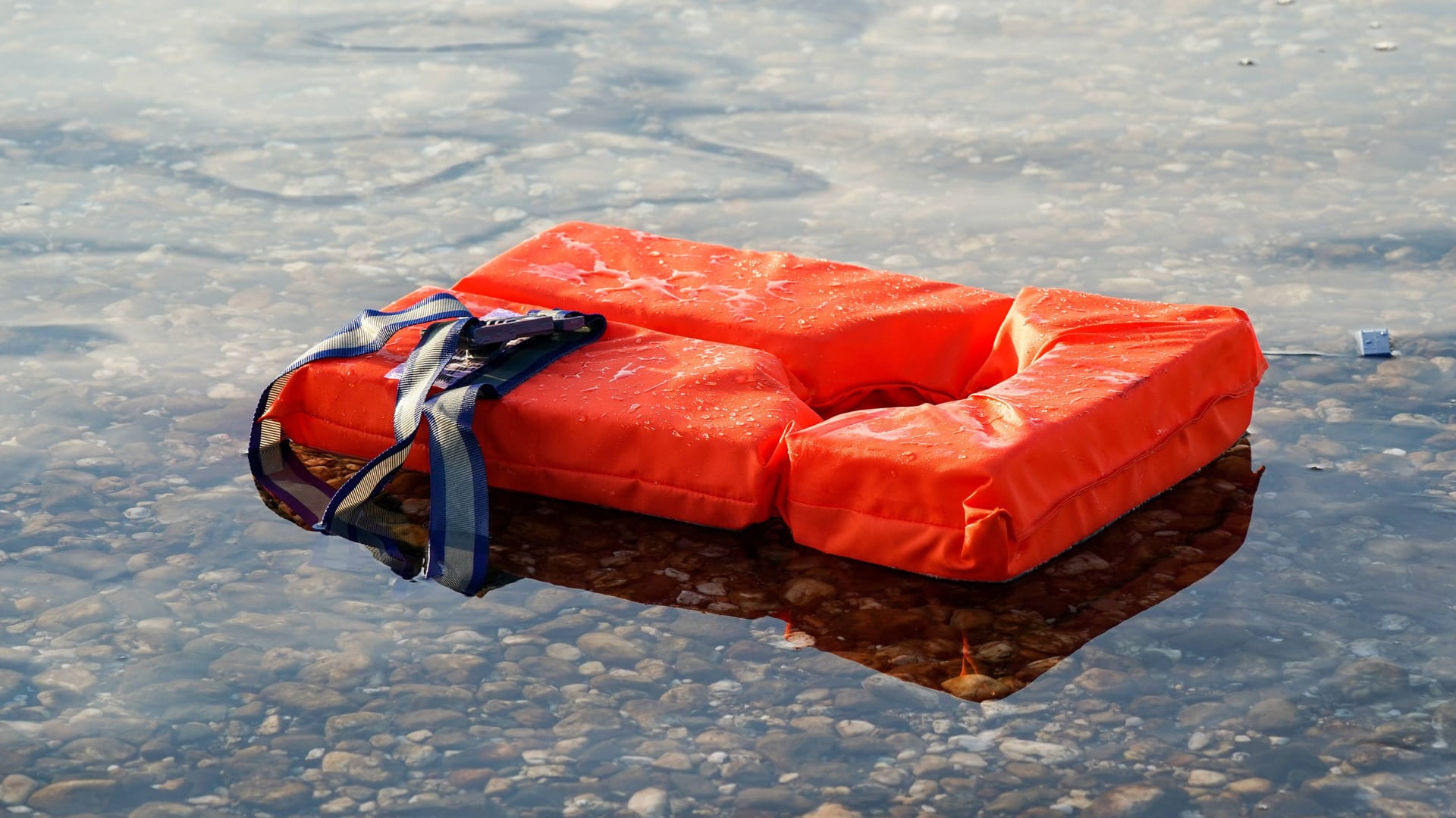 Schwimmweste (Symbolbild): Das Mädchen trieb tagelang im Wasser.