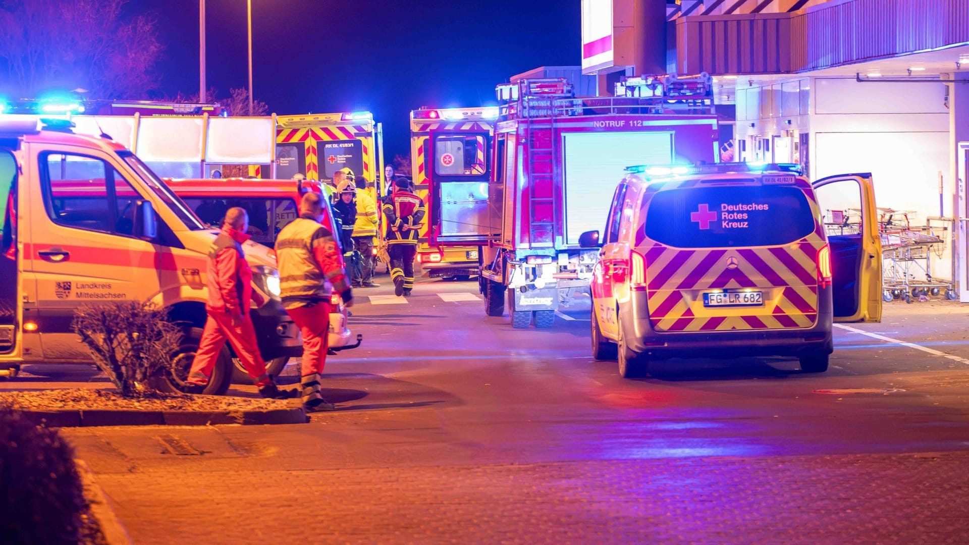 Einsatzfahrzeuge stehen vor einem Supermarkt. Wegen einer noch unbekannten Substanz haben in dem Supermarkt im mittelsächsischen Waldheim Dutzende Kunden über Unwohlsein und Atemwegsreizungen geklagt