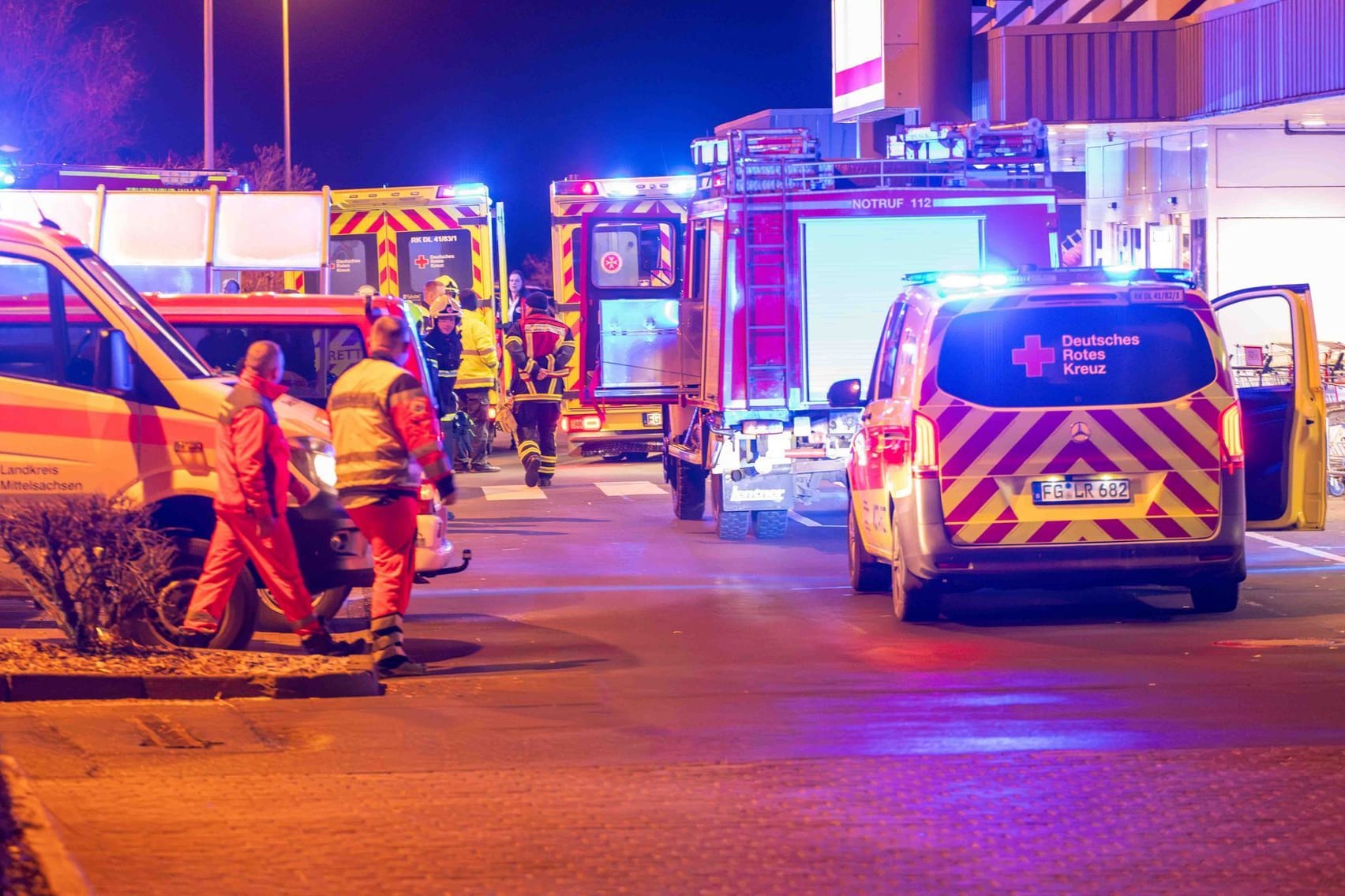 Einsatzfahrzeuge stehen vor einem Supermarkt. Wegen einer noch unbekannten Substanz haben in dem Supermarkt im mittelsächsischen Waldheim Dutzende Kunden über Unwohlsein und Atemwegsreizungen geklagt