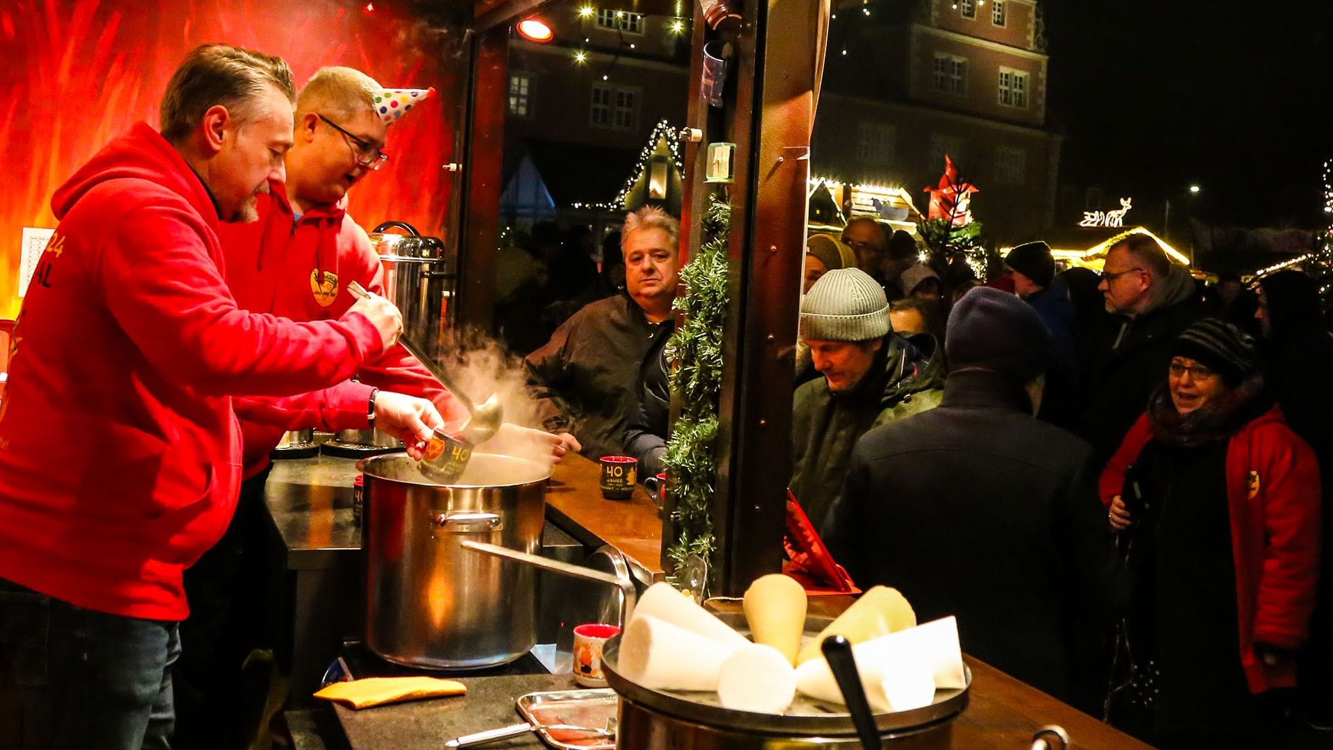 Jubiläum für Weihnachtsmarktstand: Wolfenbüttels Bürgermeister Ivica Lukanic schenkte am Wochenende ebenfalls mit aus.