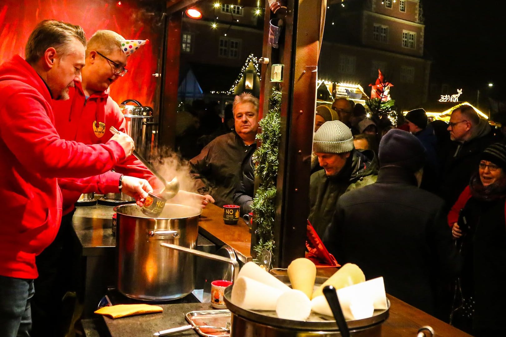 Jubiläum für Weihnachtsmarktstand: Wolfenbüttels Bürgermeister Ivica Lukanic schenkte am Wochenende ebenfalls mit aus.