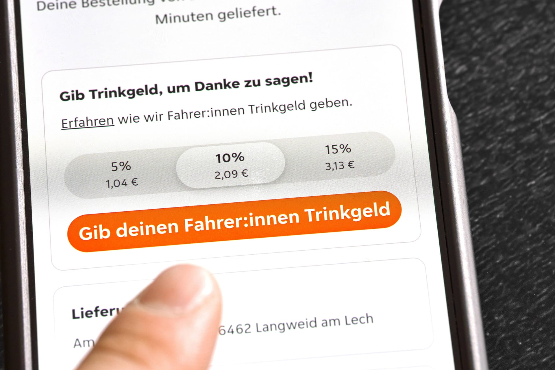 Ein Kunde wählt in der Lieferando-App aus, wie viel Trinkgeld er geben will (Symbolbild): Der neue Lieferando-Report basiert auf Daten von Juli 2023 bis Juli 2024.