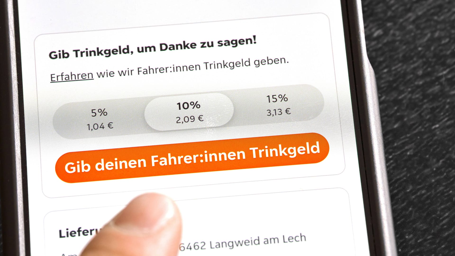 Ein Kunde wählt in der Lieferando-App aus, wie viel Trinkgeld er geben will (Symbolbild): Der neue Lieferando-Report basiert auf Daten von Juli 2023 bis Juli 2024.