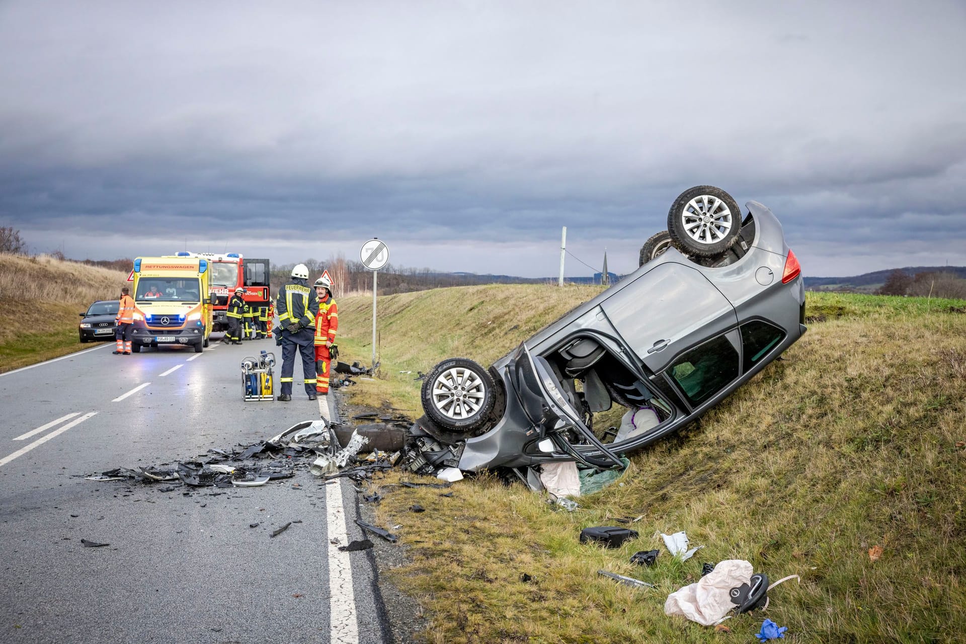 Blick auf eine Unfallstelle (Symbolfoto): Für den 87-jährigen Autofahrer kam jede Hilfe zu spät.