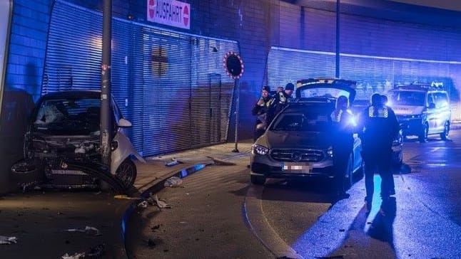 Der Fahrer eines mutmaßlichen Koks-Taxis ist in Hamburg vor der Polizei geflüchtet. Die Verfolgungsjagd endete mit einem Unfall.