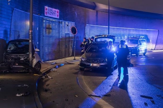 Der Fahrer eines mutmaßlichen Koks-Taxis ist in Hamburg vor der Polizei geflüchtet. Die Verfolgungsjagd endete mit einem Unfall.