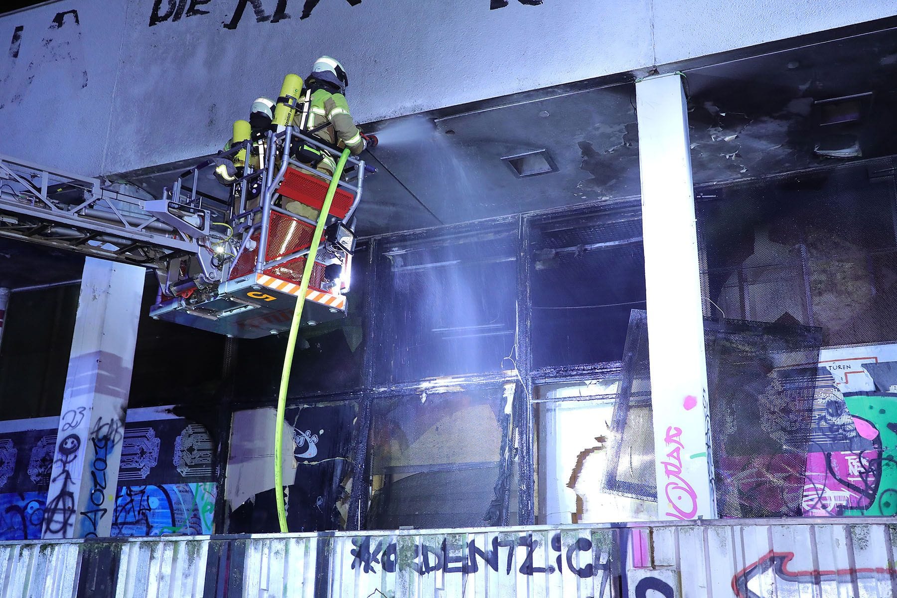 Brand Fassade der ehemaligen Robotron-Kantine brannte - Polizei ermittelt wegen Brandstiftung