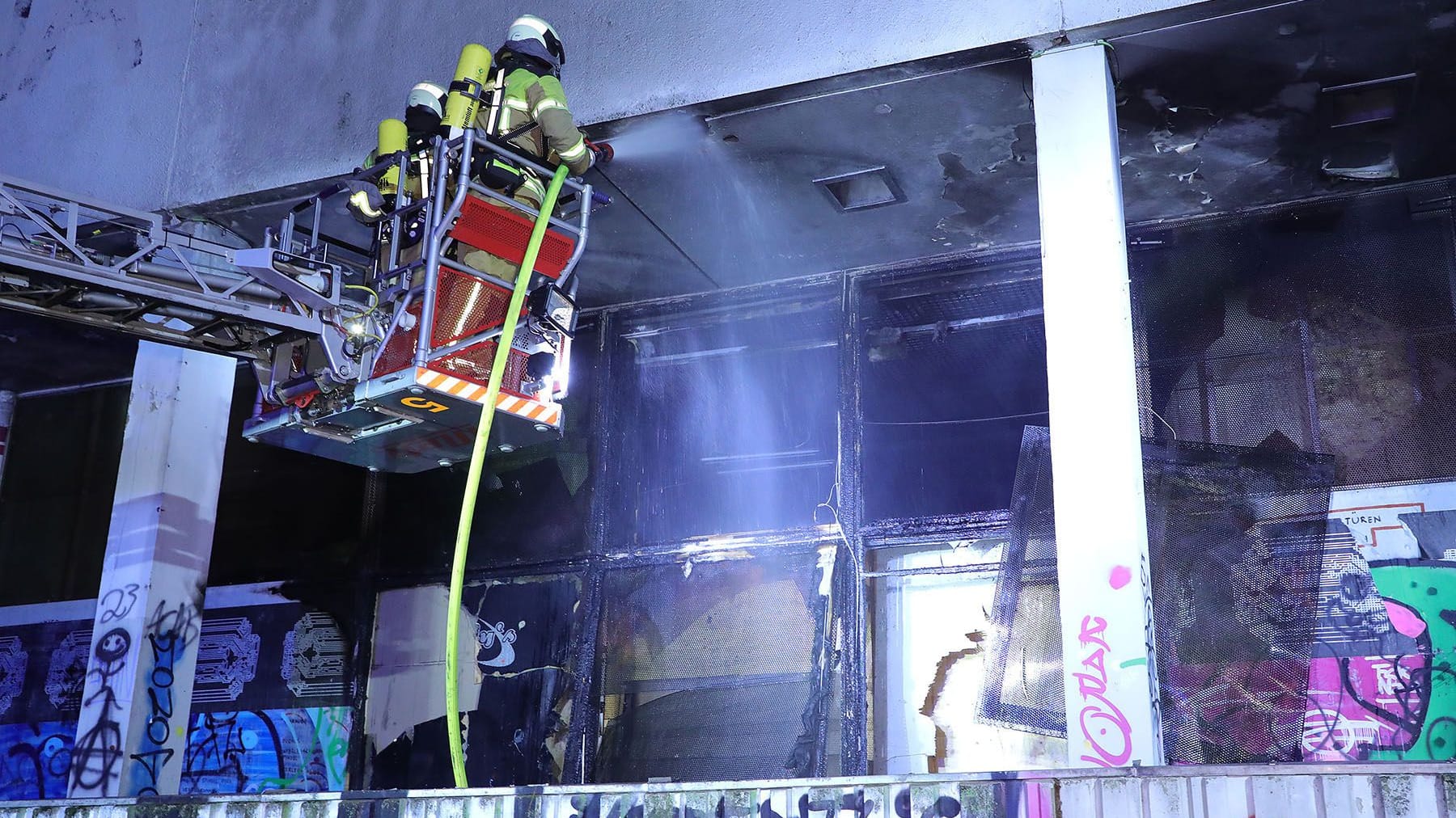 Brand Fassade der ehemaligen Robotron-Kantine brannte - Polizei ermittelt wegen Brandstiftung