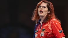 Trans Frau scheitert in Runde eins bei Darts-WM