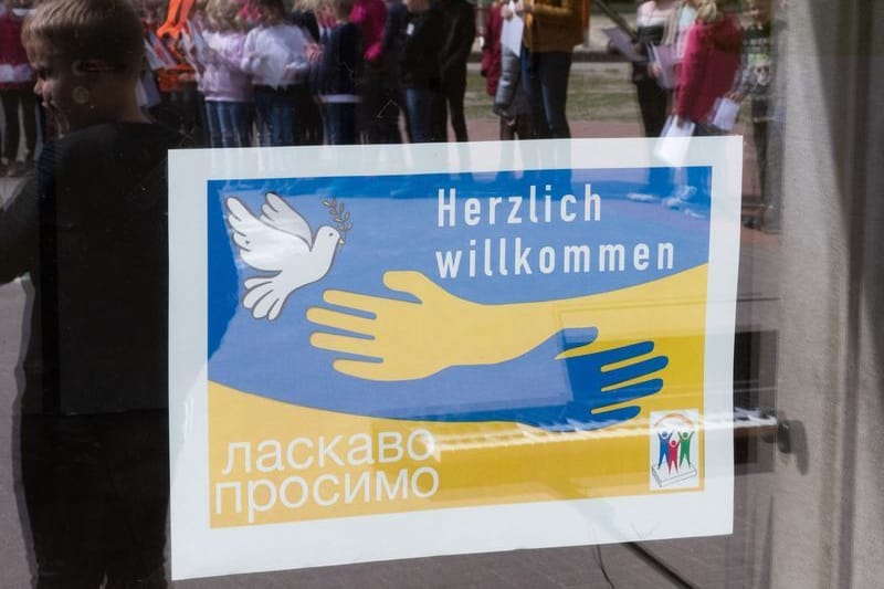 Schüler stehen für ein Friedensgebet auf dem Schulhof der Grund- und Oberschule Lorup (Samtgemeinde Werlte).