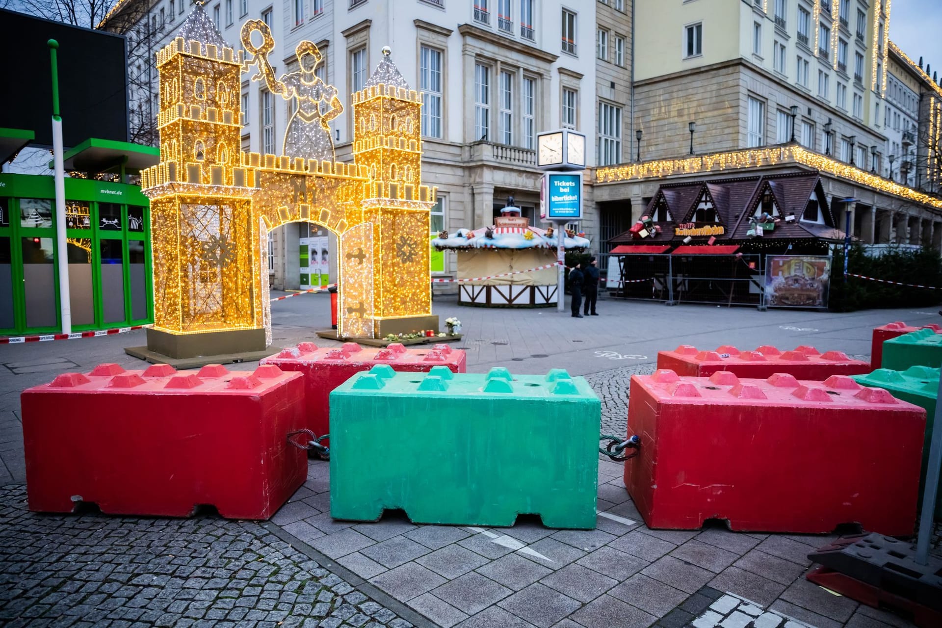 Betonblöcke sind an einem Eingang zum Weihnachtsmarkt zu sehen. Auf dem Weihnachtsmarkt in Magdeburg ist ein Autofahrer in eine Menschengruppe gefahren