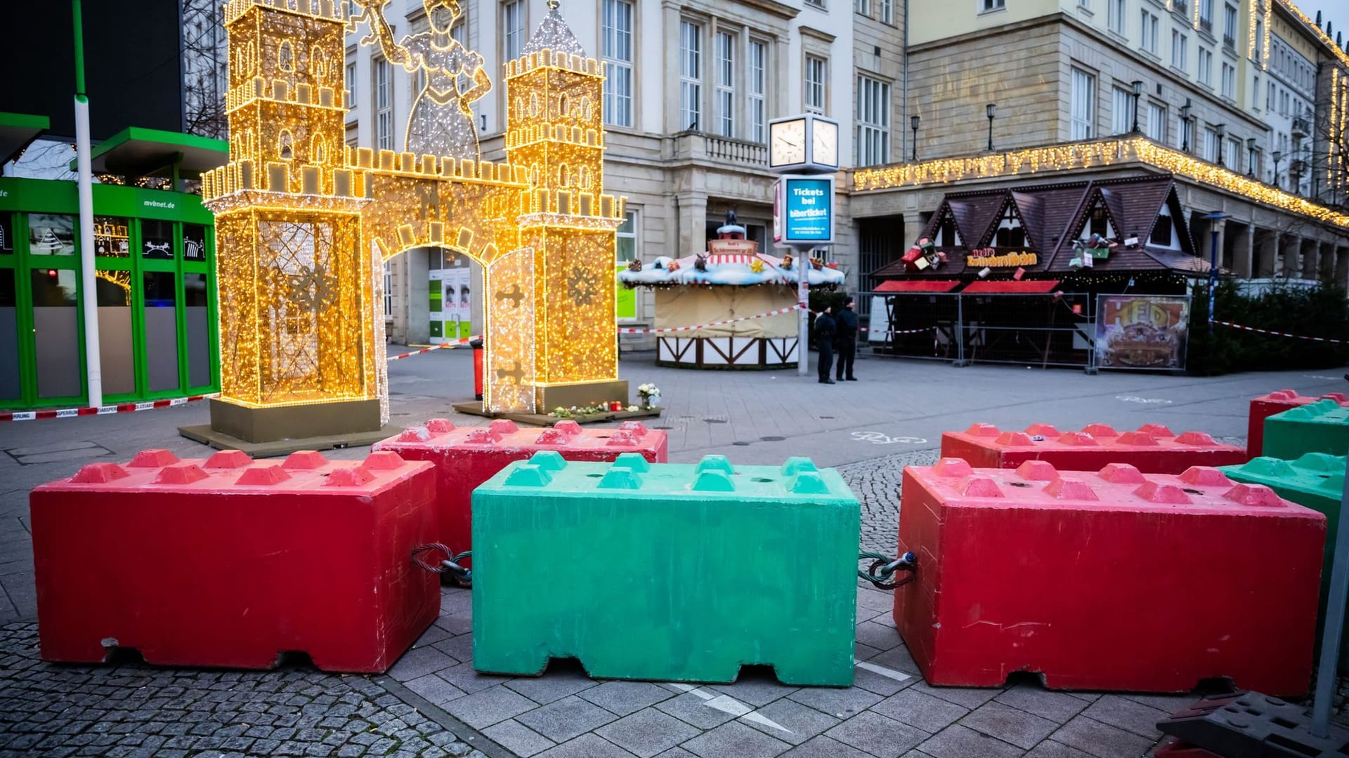 Betonblöcke sind an einem Eingang zum Weihnachtsmarkt zu sehen. Auf dem Weihnachtsmarkt in Magdeburg ist ein Autofahrer in eine Menschengruppe gefahren