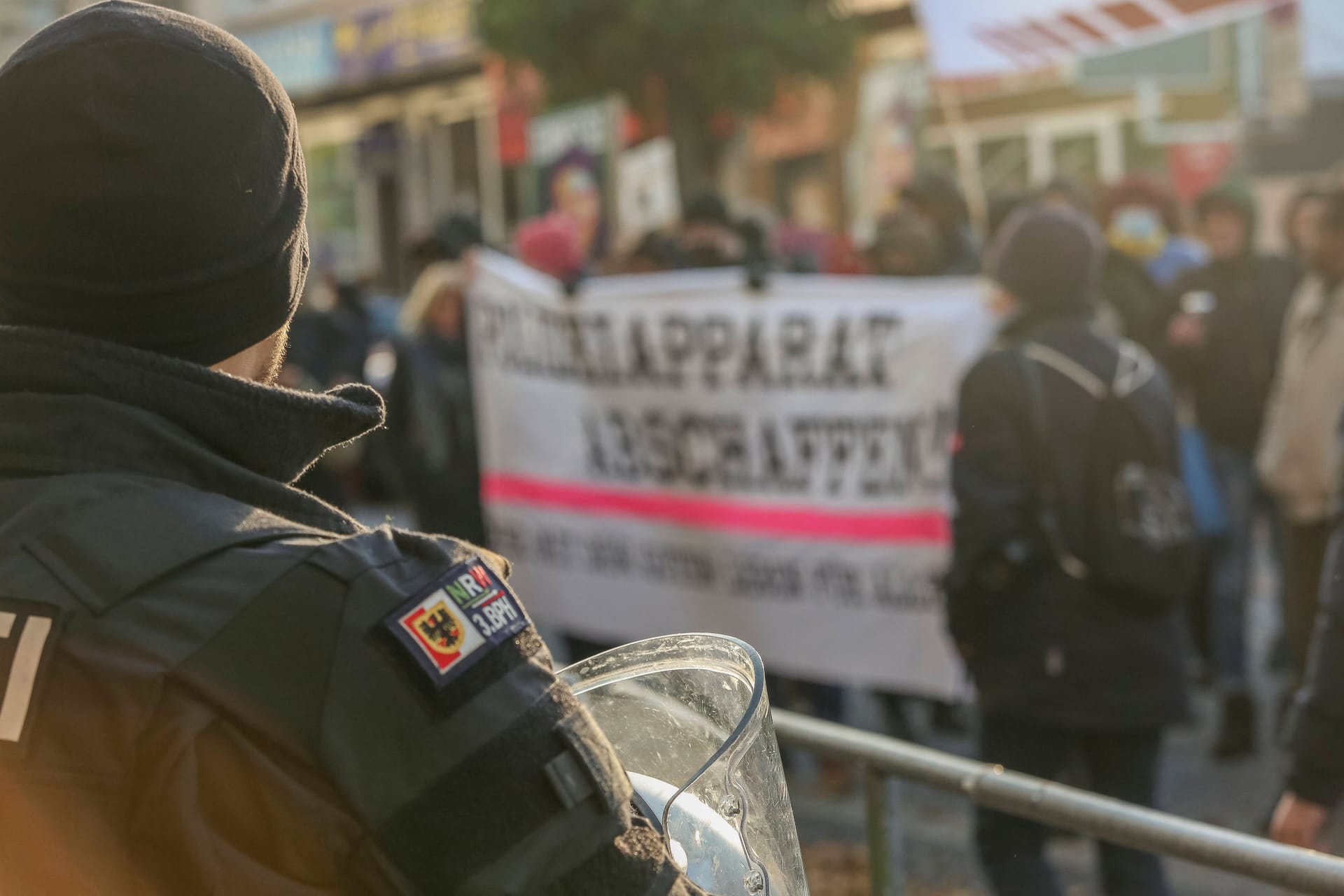 Ein Polizist beobachtet Teilnehmer einer Demo für den getöteten Mouhamed Dramé (Archivbild): Am Samstag kamen erneut rund 1.500 Demonstranten zusammen.