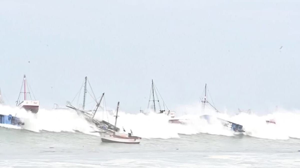 Peru Riesenwellen reißen Boote mit sich