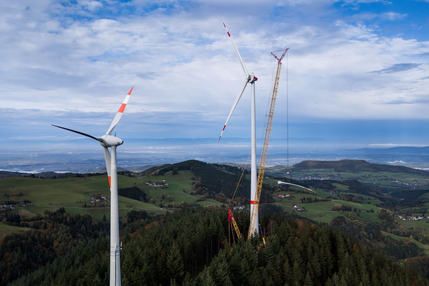 Hochziehen des 3. Rotorblatts an der Windkraftanlage Holzschläge