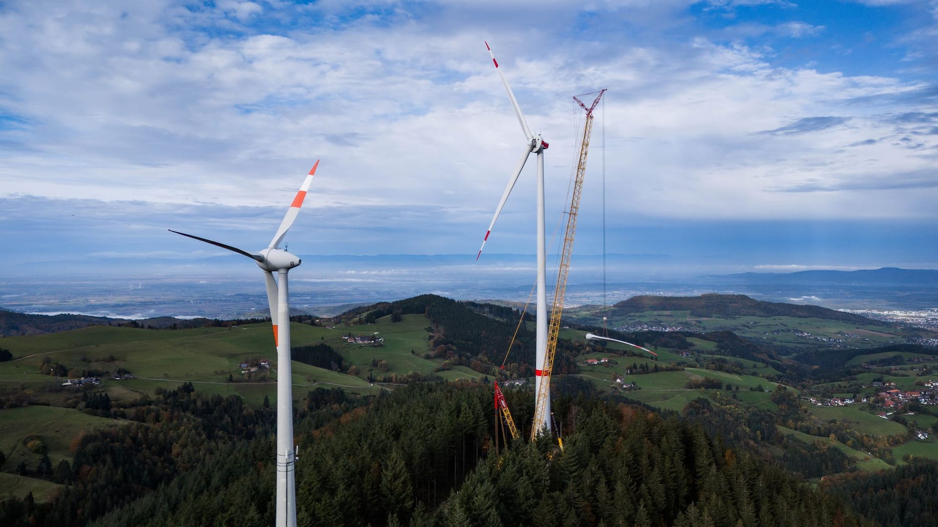 Hochziehen des 3. Rotorblatts an der Windkraftanlage Holzschläge