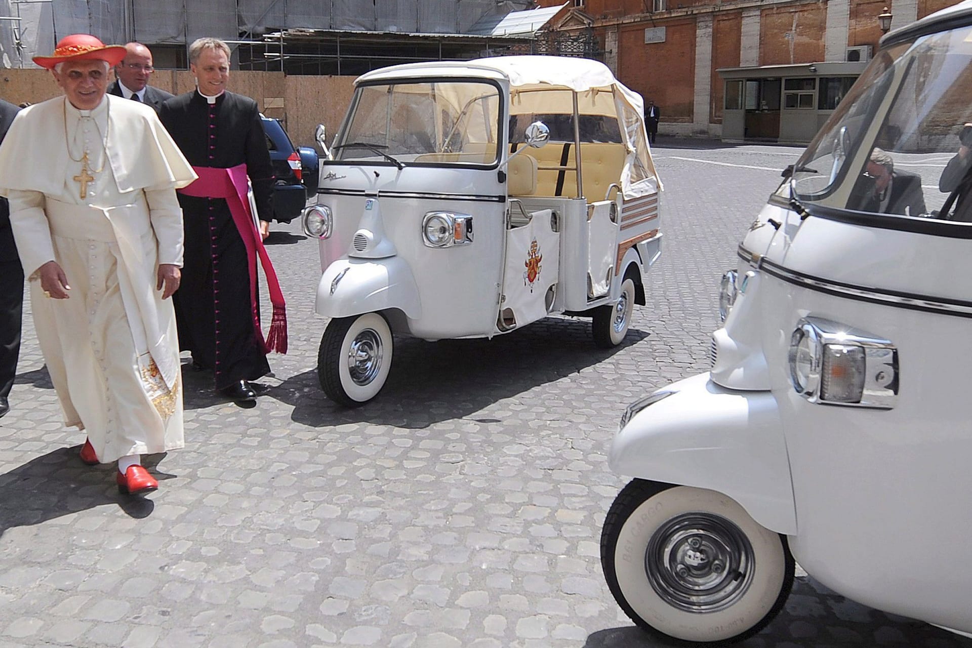 Papst Benedikt XVI. mit Piaggio Ape