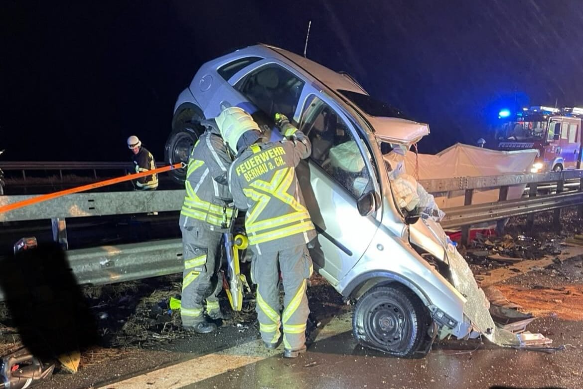 Das zerstörte Fahrzeug der Unfallfahrerin: Die 55-Jährige konnte nur noch tot geborgen werden.