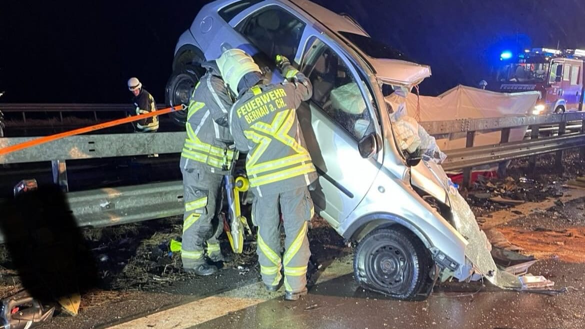 Das zerstörte Fahrzeug der Unfallfahrerin: Die 55-Jährige konnte nur noch tot geborgen werden.