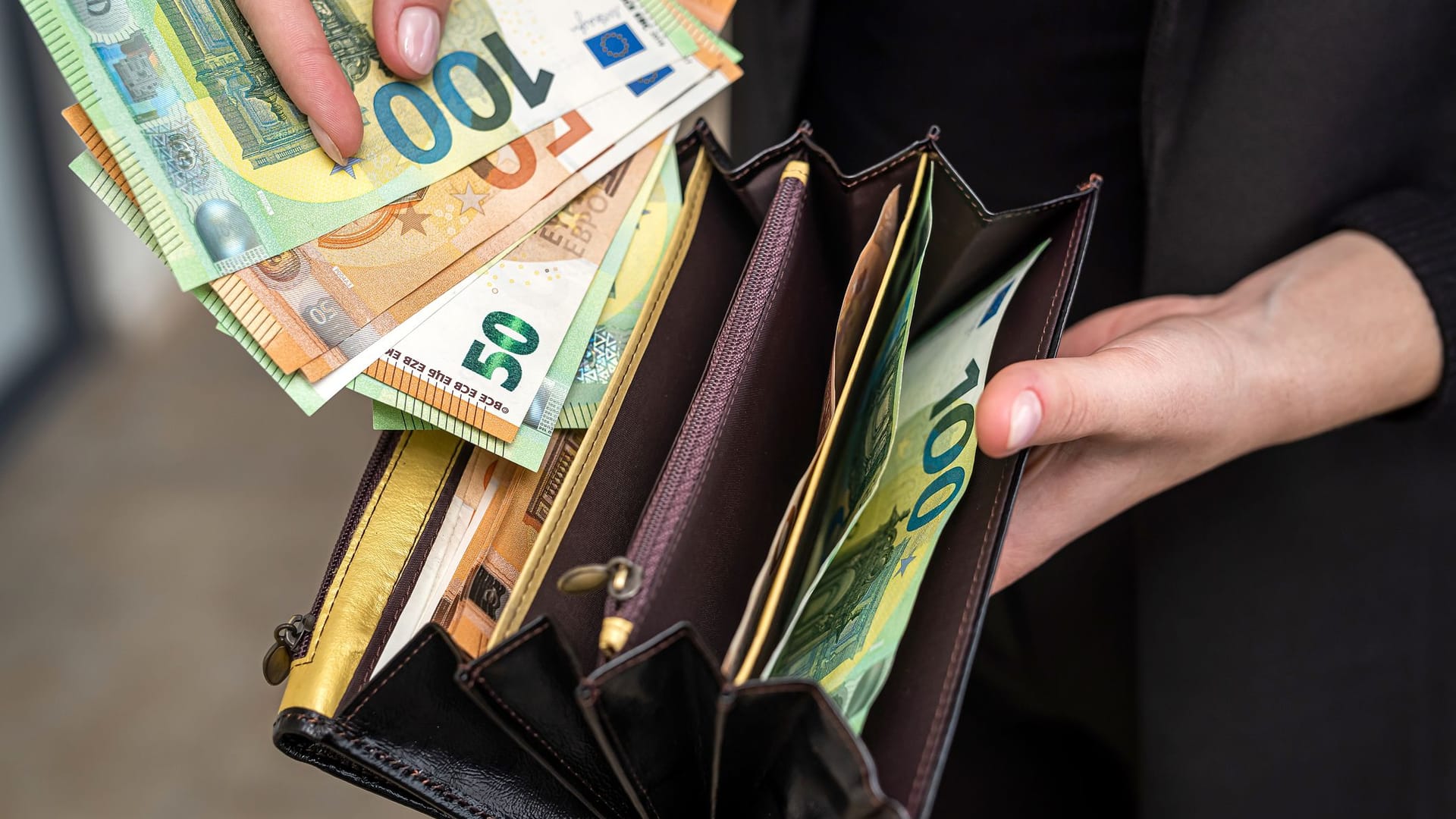 Bargeld: Euro-Scheine in Portemonnaie