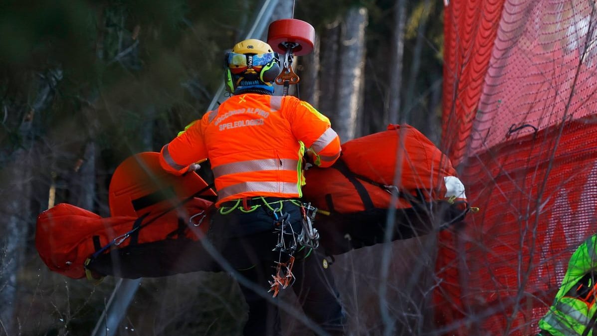 Cyprien Sarrazin wird abtransportiert: Er stürzte in Bormio schwer.