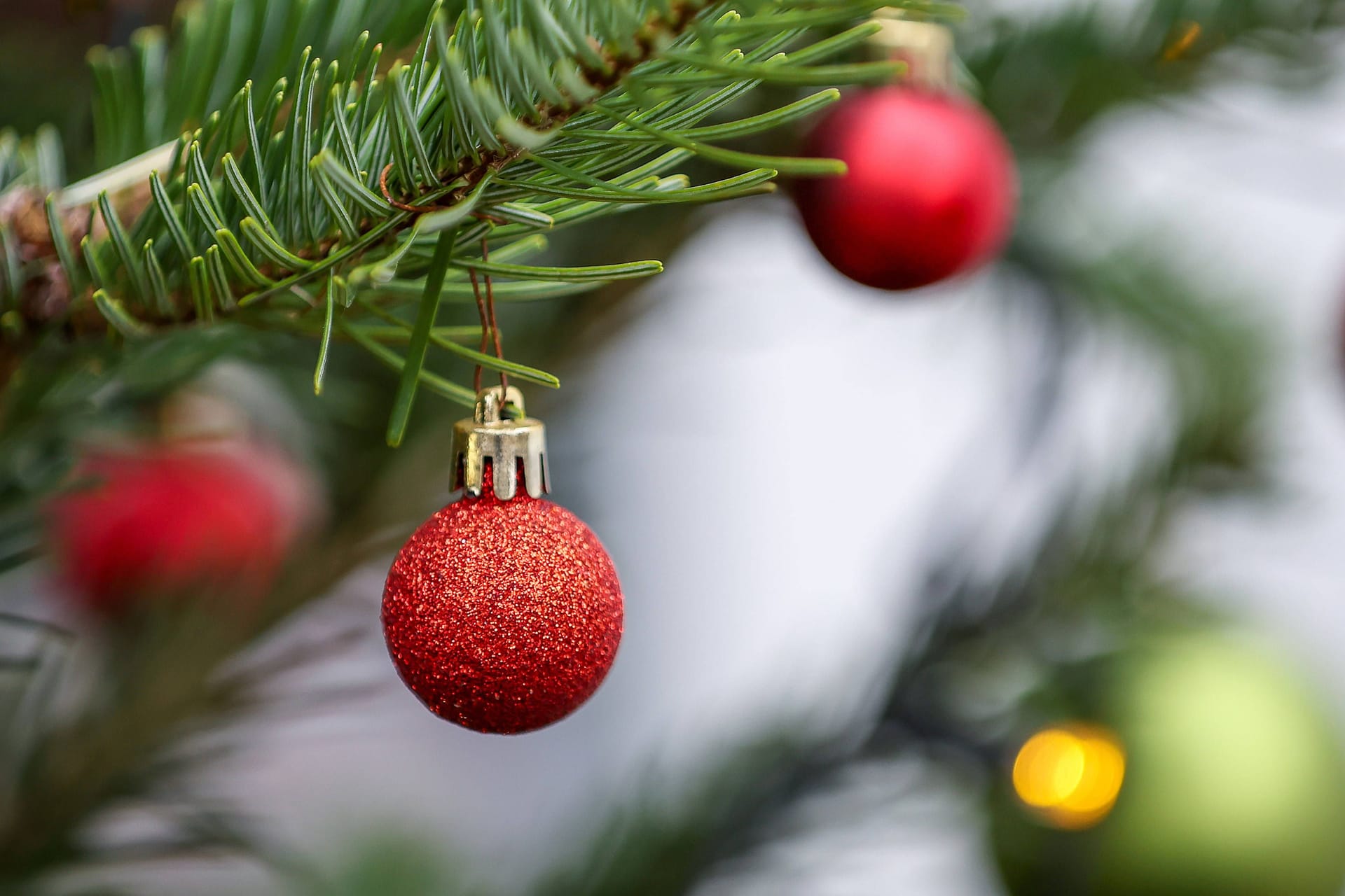 Kugeln am Weihnachtsbaum (Symbolbild): In Neuerkerode gibt es am 3. Advent ein besonderes Angebot.