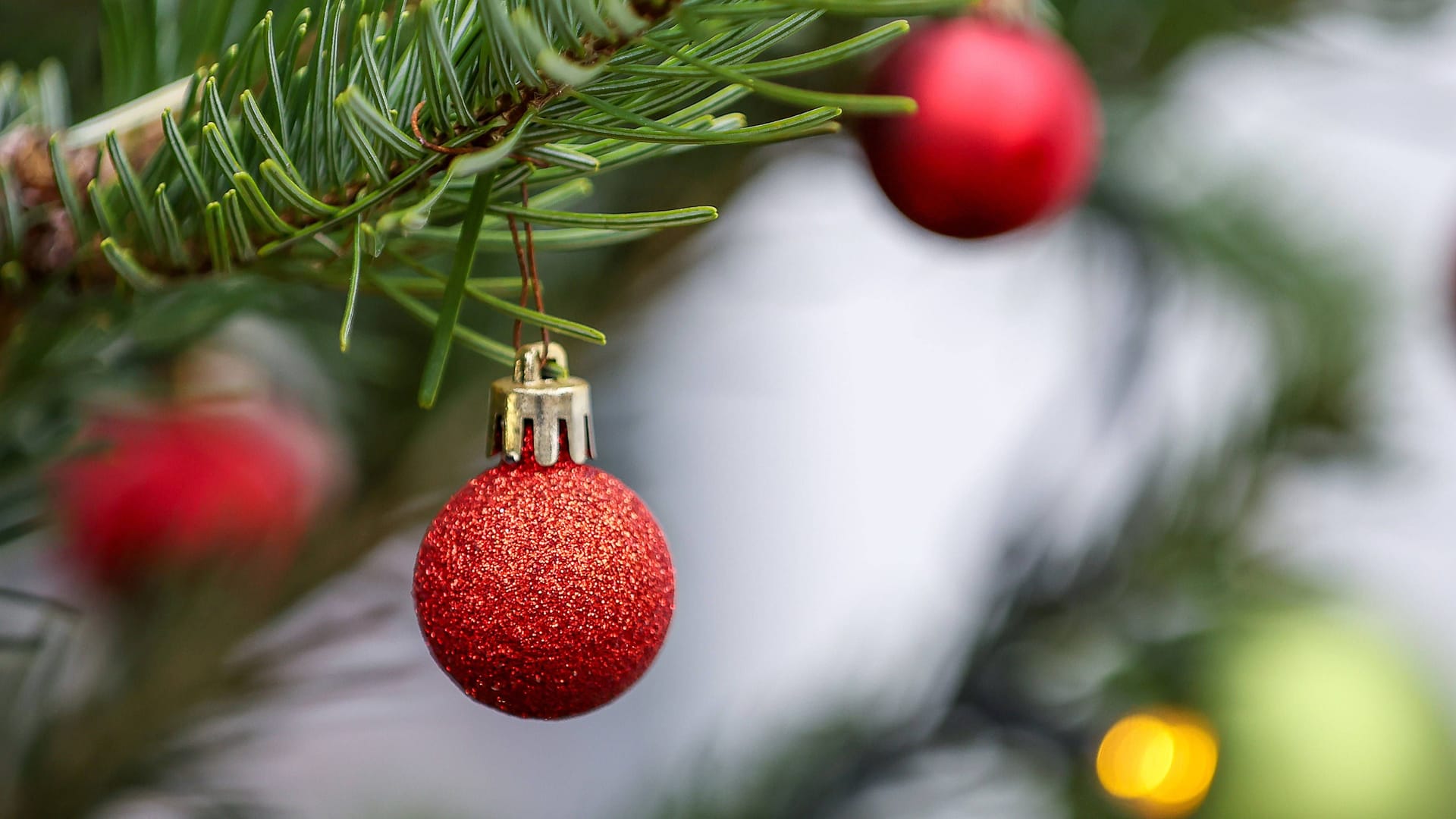 Kugeln am Weihnachtsbaum (Symbolbild): In Neuerkerode gibt es am 3. Advent ein besonderes Angebot.