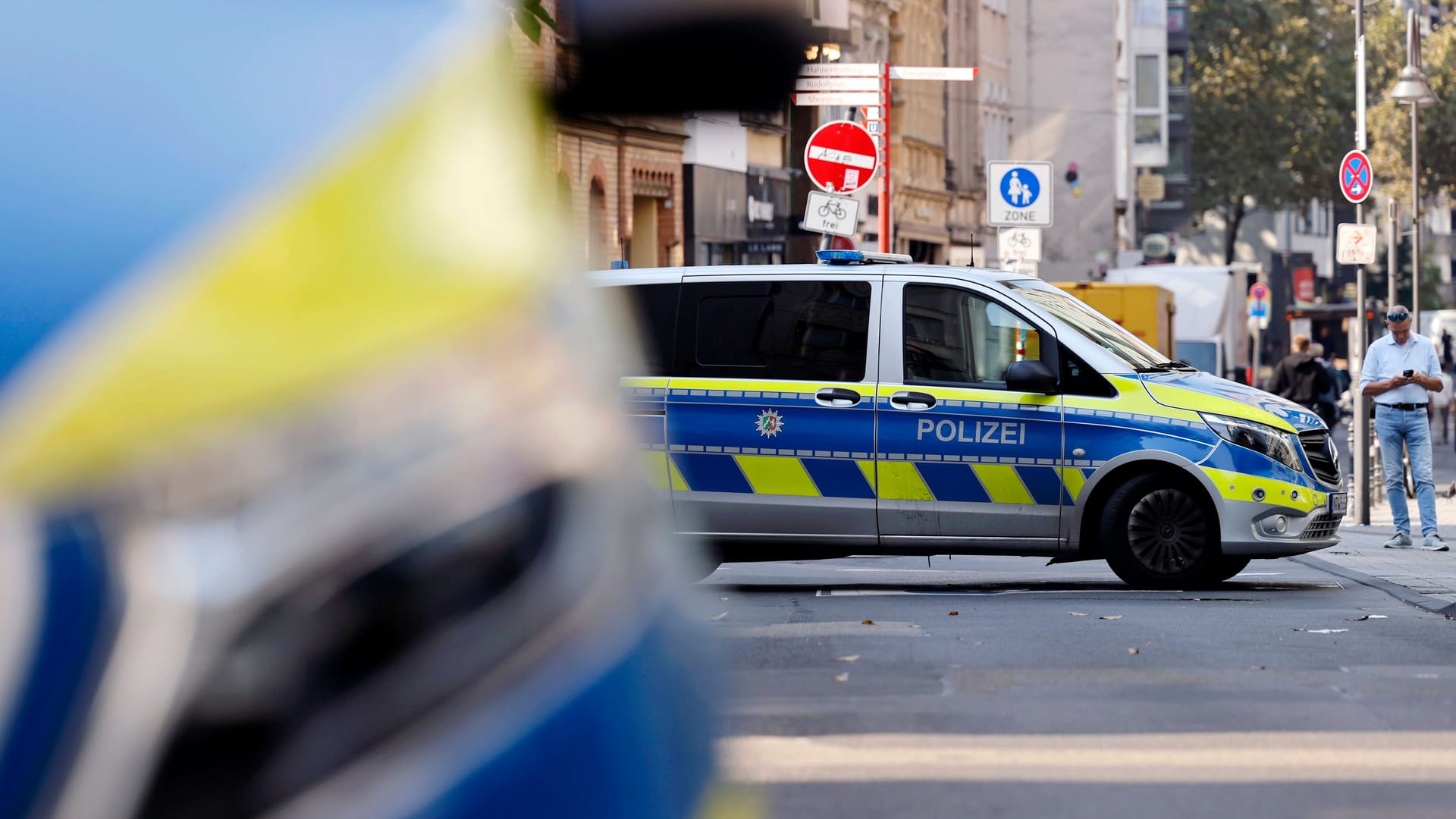 Mehrere Polizeifahrzeuge sperren die Ehrenstraße in der Kölner Innenstadt nach einer Explosion ab.