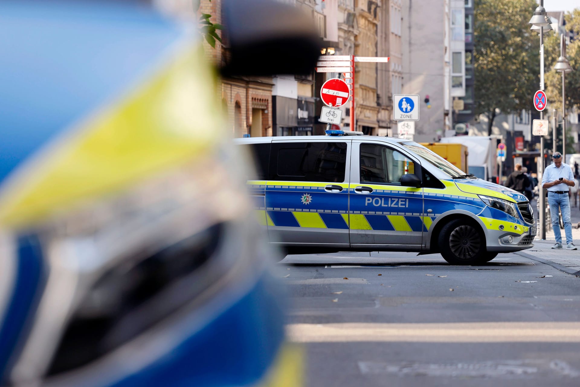 Mehrere Polizeifahrzeuge sperren die Ehrenstraße in der Kölner Innenstadt nach einer Explosion ab.