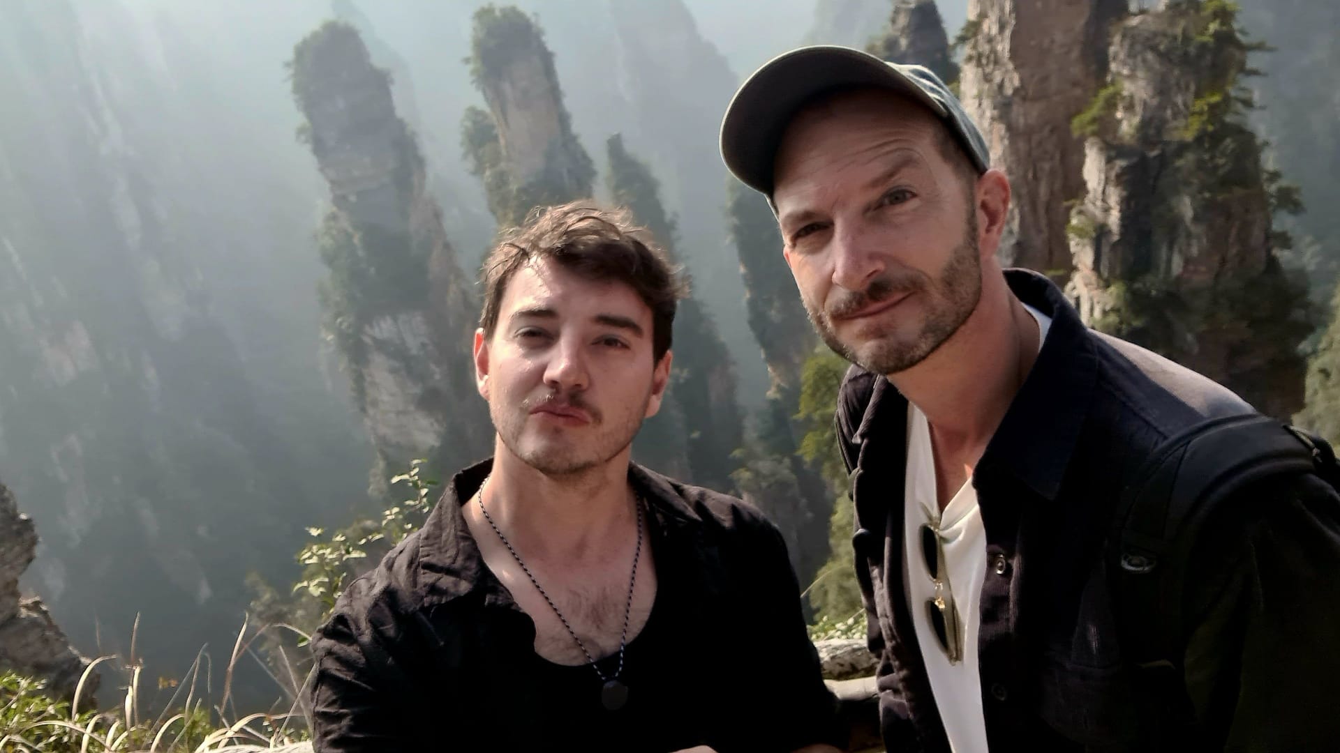 Im Zhangjiajie National Forest Park in China: Das Paar erhält immer wieder neue Eindrücke.