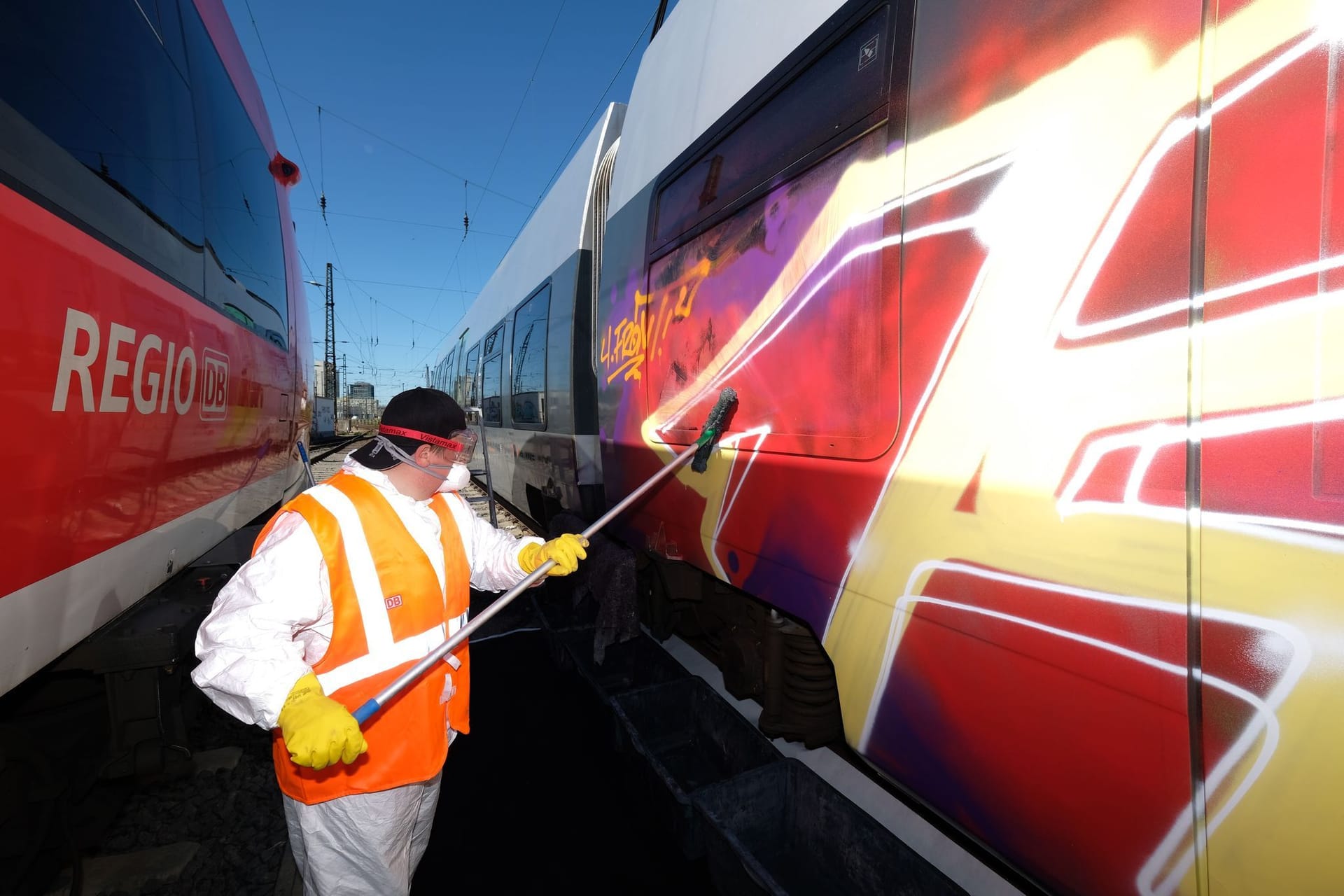 Graffiti-Entfernung bei der Bahn