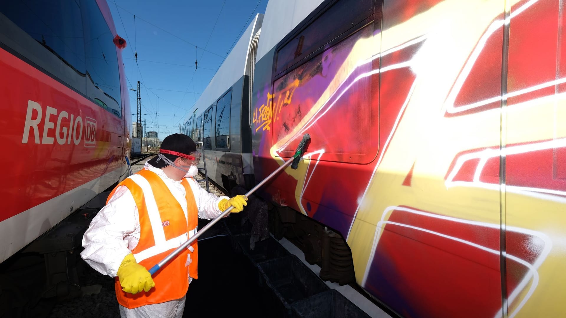 Graffiti-Entfernung bei der Bahn