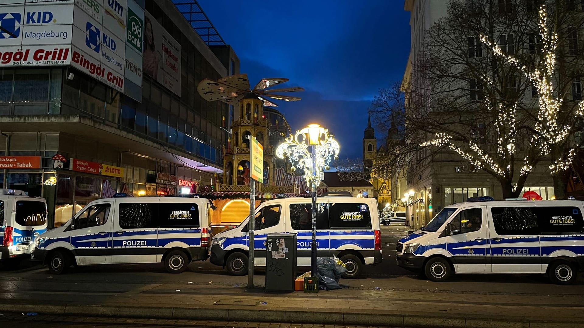 Zugang zum Magdeburger Weihnachtsmarkt über den Breiten Weg: Die Polizei hat die Wege abgeschirmt.