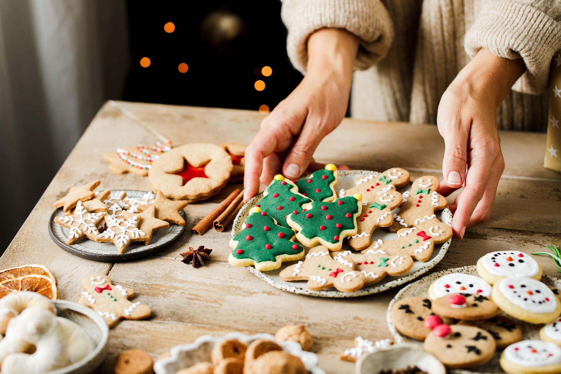 Plätzchen: Viele Deutsche backen zur Weihnachtszeit Plätzchen mit Freunden und Familie.