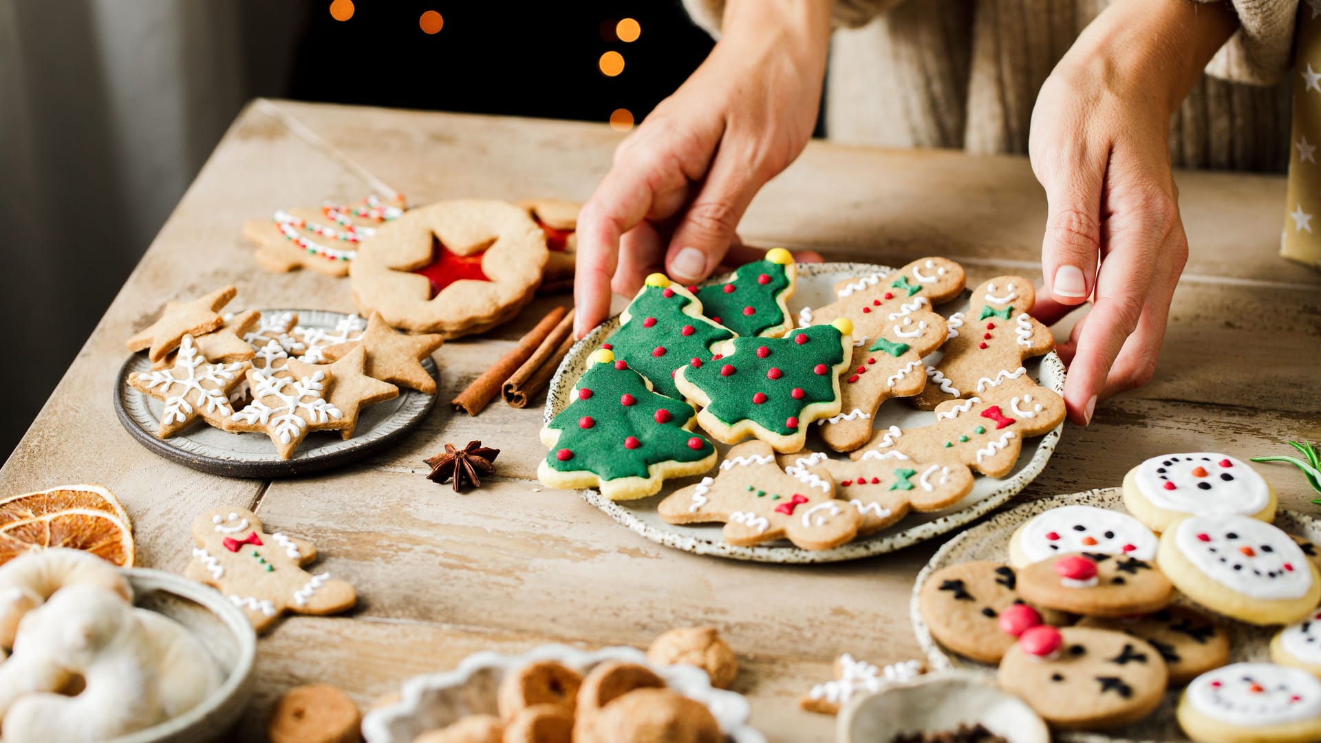 Plätzchen: Viele Deutsche backen zur Weihnachtszeit Plätzchen mit Freunden und Familie.