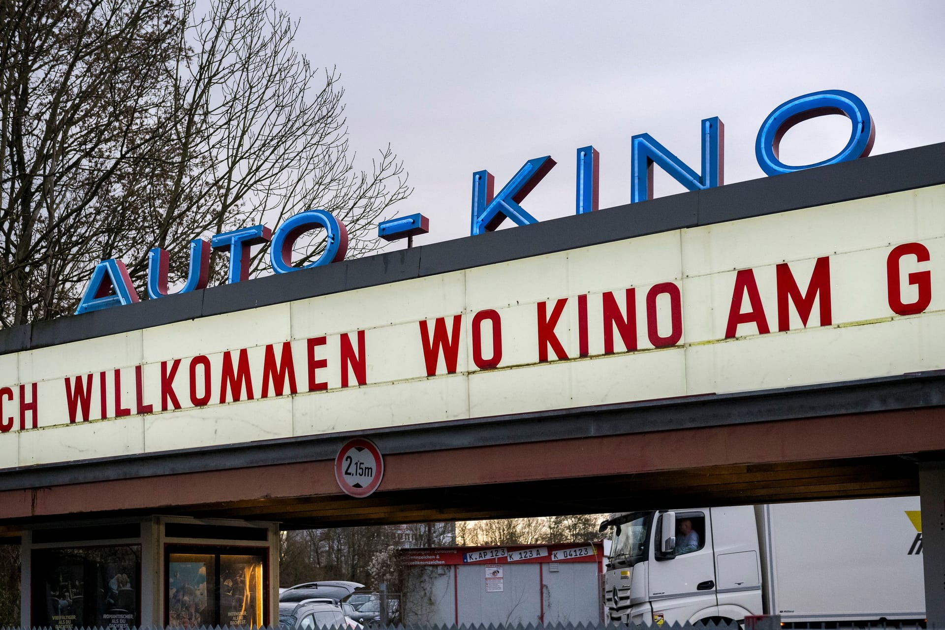 Die Neon-Schrift am Autokino Porz: Sie hat jetzt einen Platz im Kölnischen Stadtmuseum gefunden.