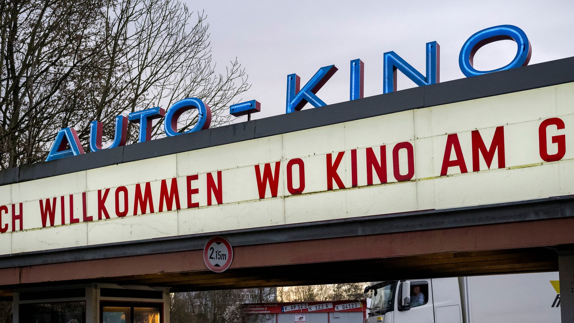 Die Neon-Schrift am Autokino Porz: Sie hat jetzt einen Platz im Kölnischen Stadtmuseum gefunden.