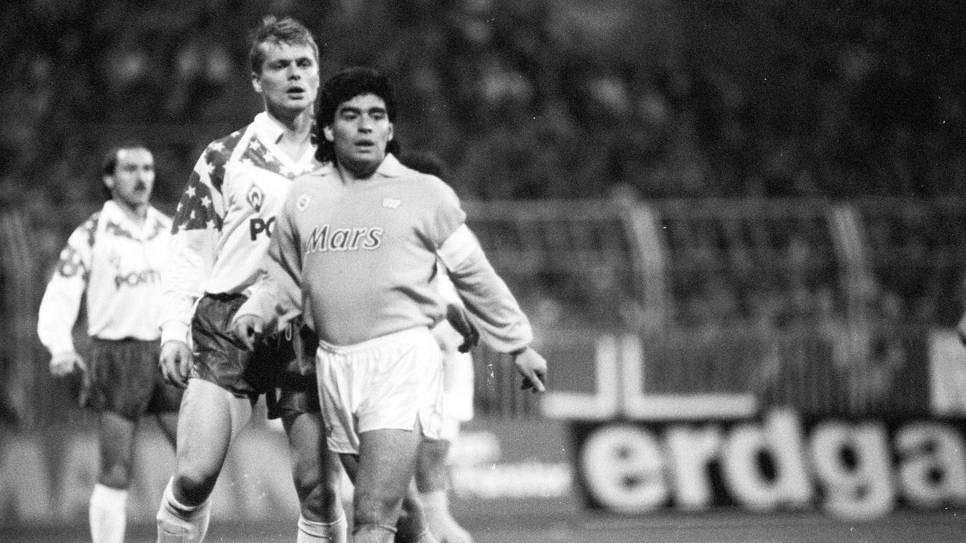 Rivalen im Duell: Werders Uli Borowka (l.) ließ Diego Maradona nicht aus dem Blick.