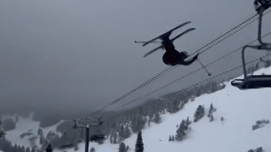 Ein Skifahrer hob für einen Stunt ab und krachte dann in einen Lift.