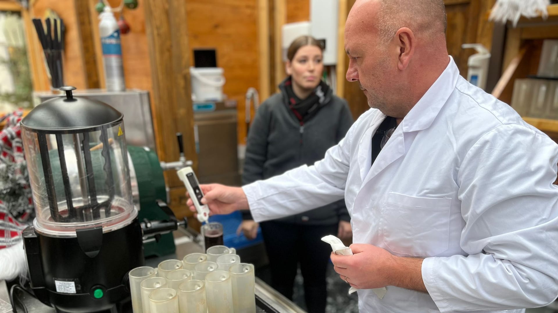 Bei der Arbeit: Lebensmittelkontrolleur Franz Stolz testet den Glühwein.