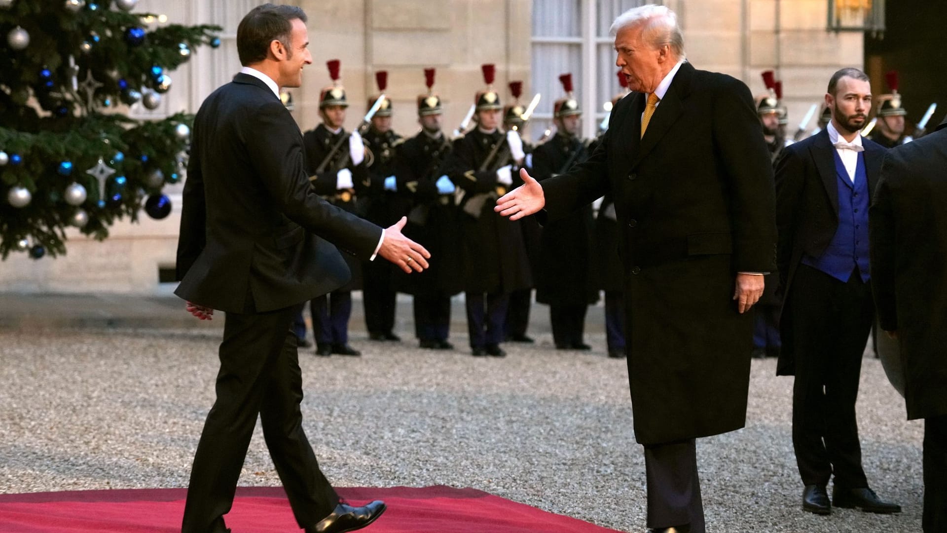 Macron empfängt Trump im Élysée-Palast in Paris