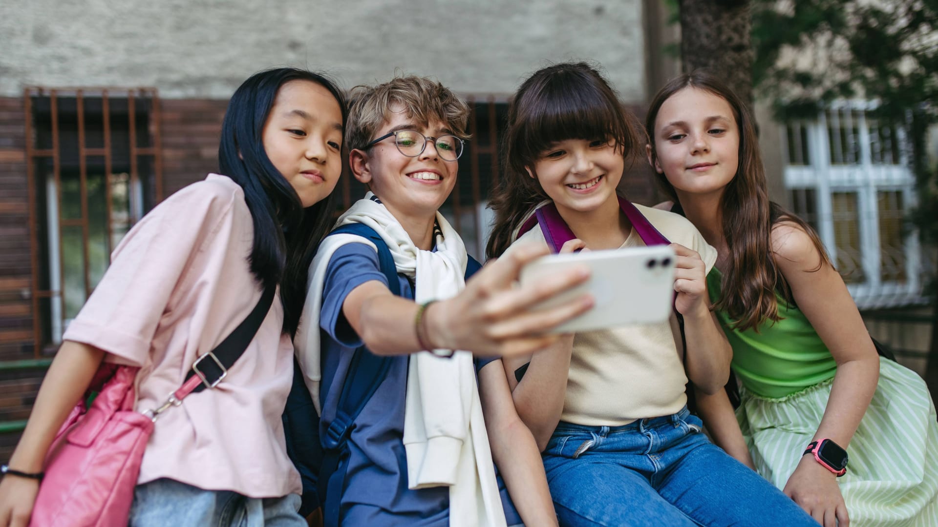 Vier Kinder machen ein Selfie.