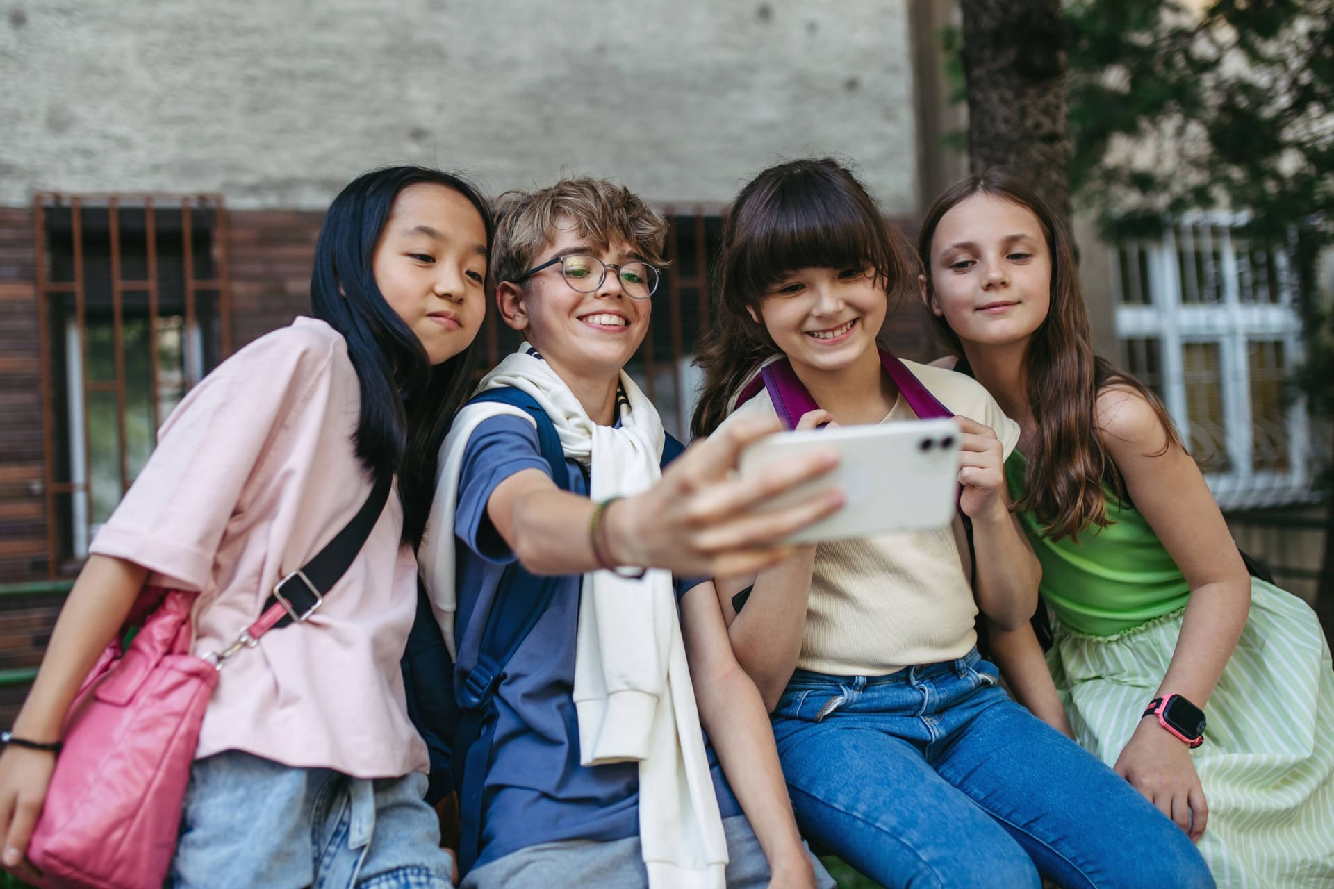 Vier Kinder machen ein Selfie.