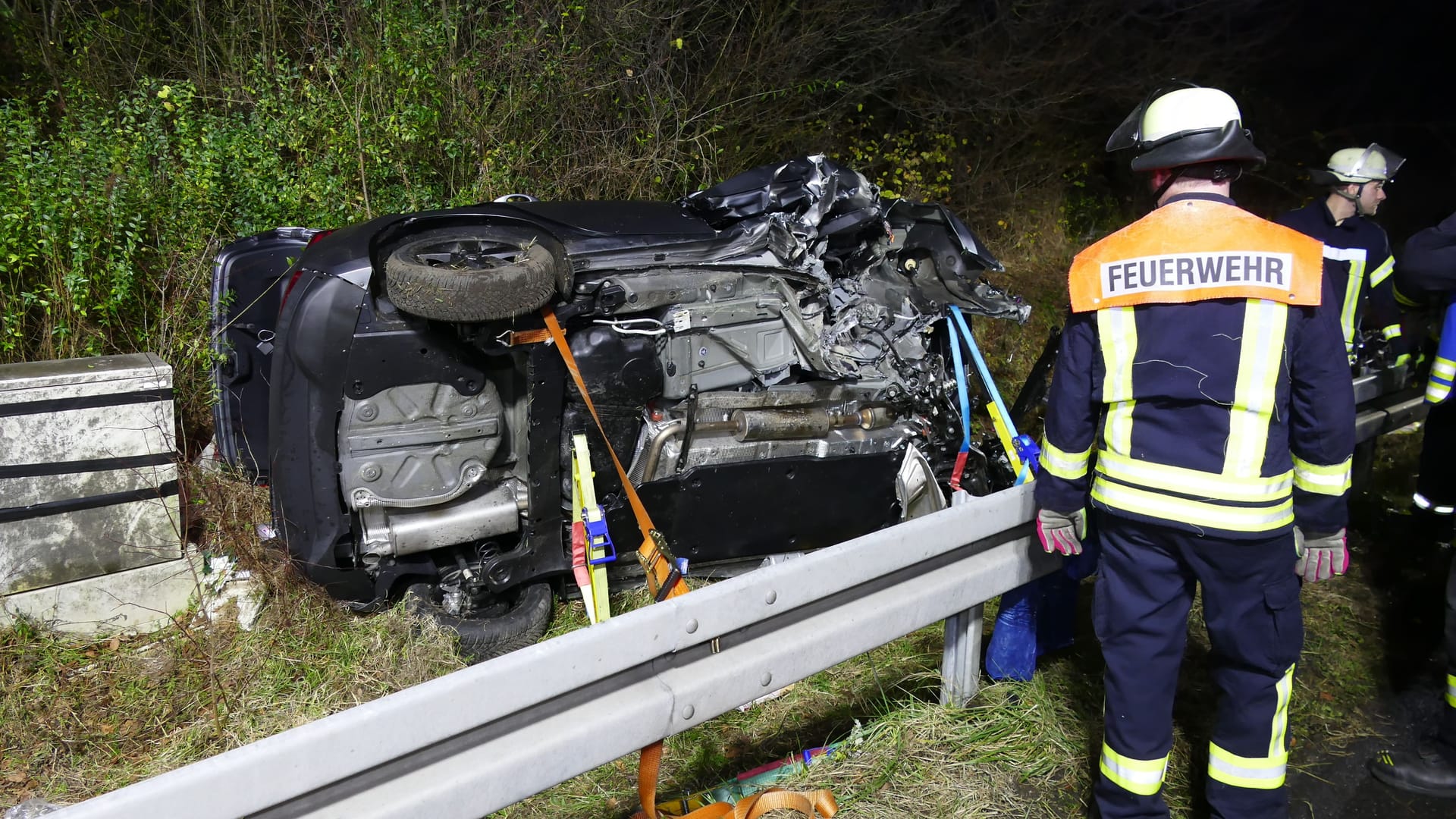 Totalschaden: Die Feuerwehr musste das Fahrzeug stabilisieren.