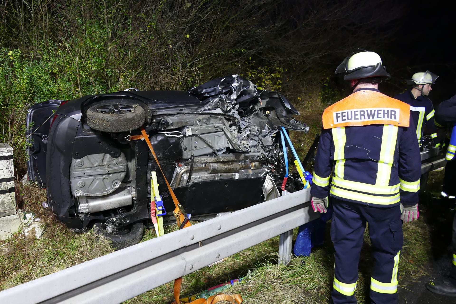 Totalschaden: Die Feuerwehr musste das Fahrzeug stabilisieren.