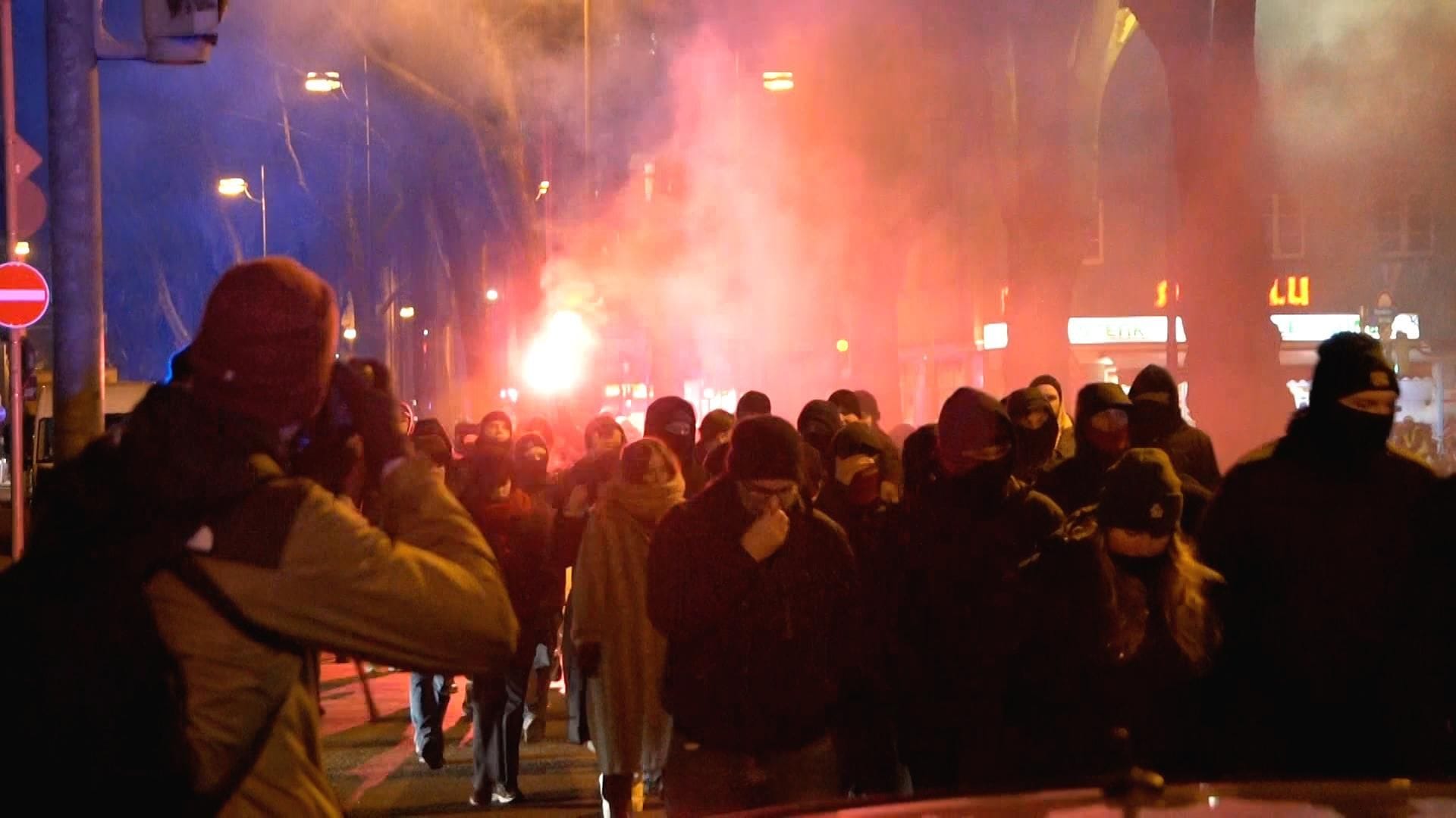 Vereinzelt zündeten Teilnehmer Bengalos.